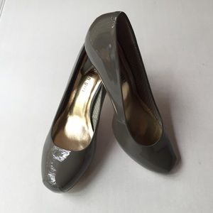 Madden Girl Gray Pumps (Heels)